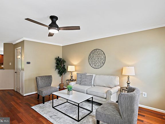 3rd image of 9837 Hickoryhurst Dr