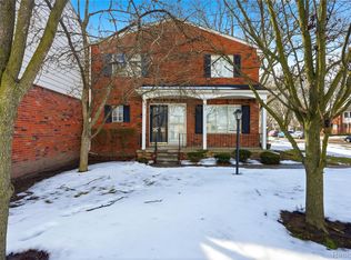 20648 Williamsburg Ct, Harper Woods, MI 48225