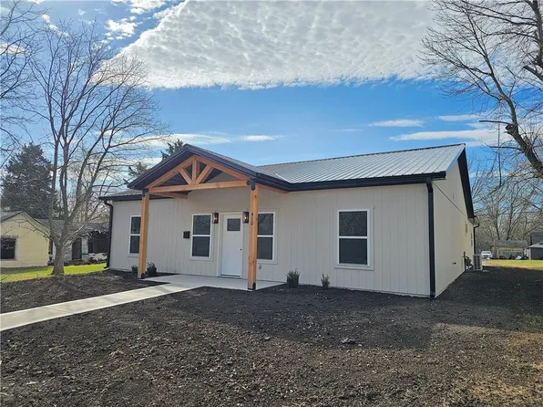 410 E 6th Ave, Garnett, KS 66032