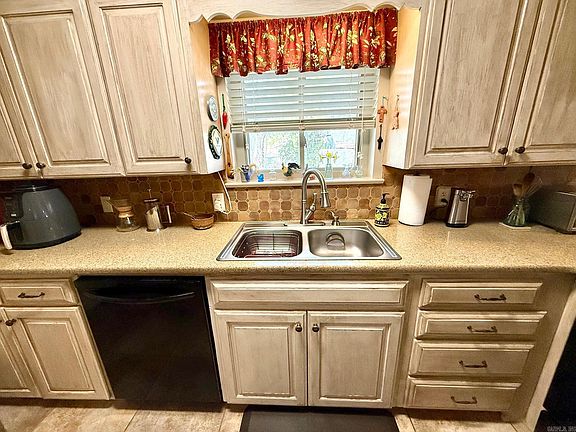 4th image of 204 Mitchell St