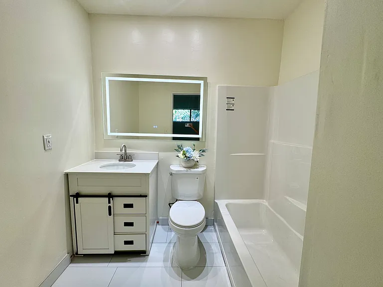 1230 W 29th St #14 — Photo 6
