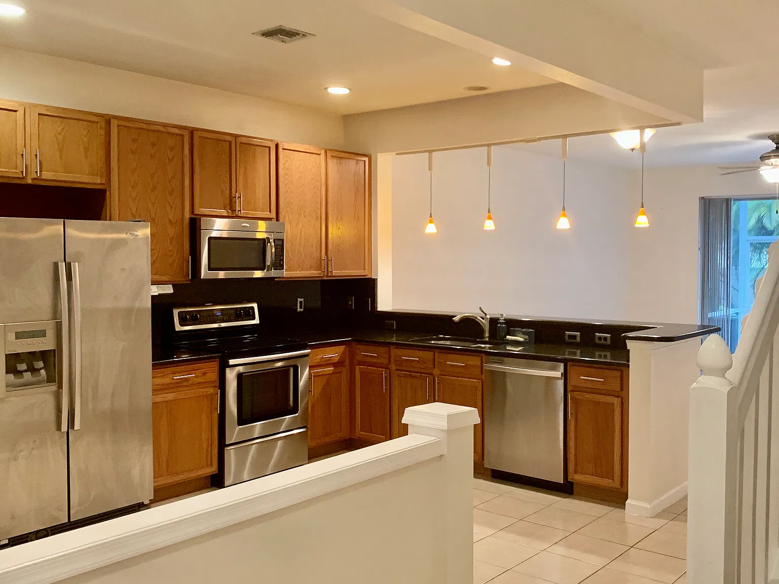 3 bed, 2.5 bath, 1860 sqft, $2,650 — Photo 2