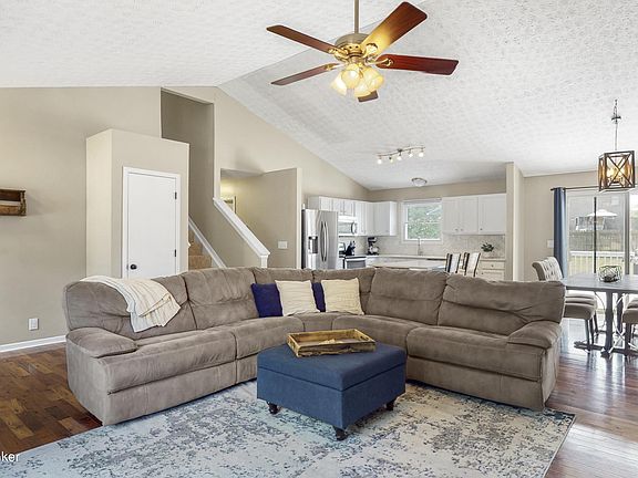 3rd image of 3912 Orchard Lake Dr