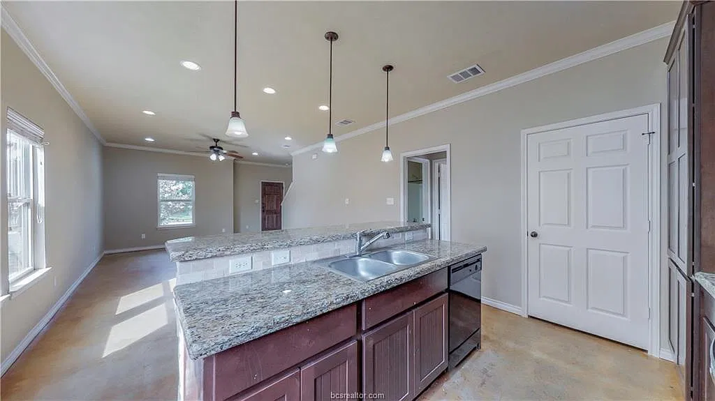 4 bed, 1779 sqft, $2,800 — Photo 2