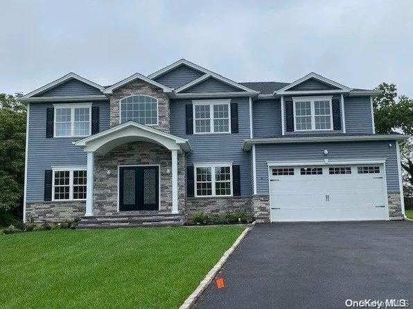 4 Salem Court, Plainview, NY 11803