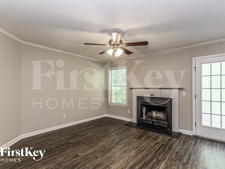 423 Aberdeen Cir — Photo 2