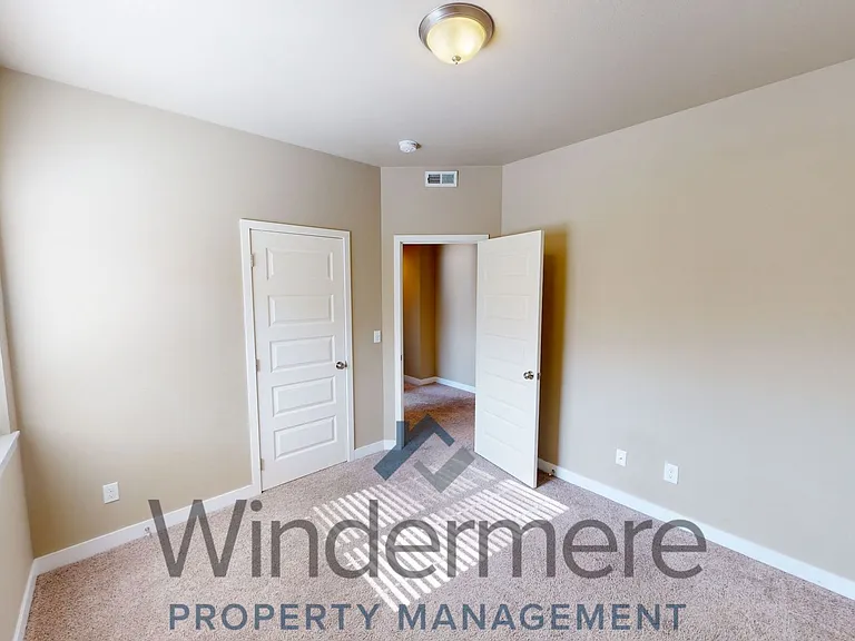 808 NE Bunky Ln — Photo 16