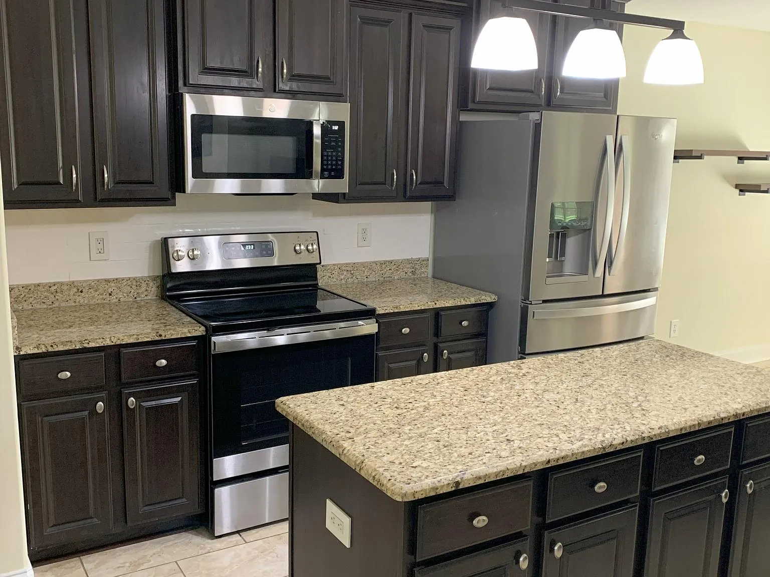 3 bed, 2318 sqft, $2,150 — Photo 2