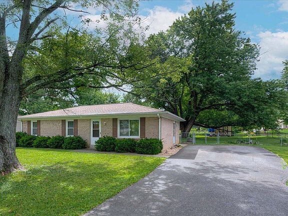 3rd image of 304 Oakwood Dr