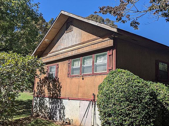 3rd image of 735 Lakeview Cir