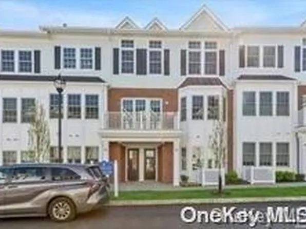 503 Grist Mill Circle #503, Roslyn, NY 11576