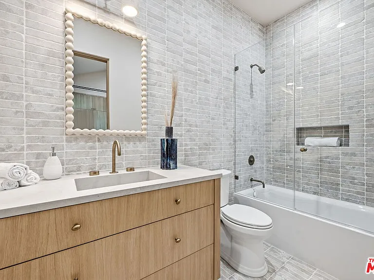 16643 Addison St — Photo 19