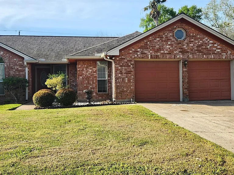 704 Manor Dr — Photo 1