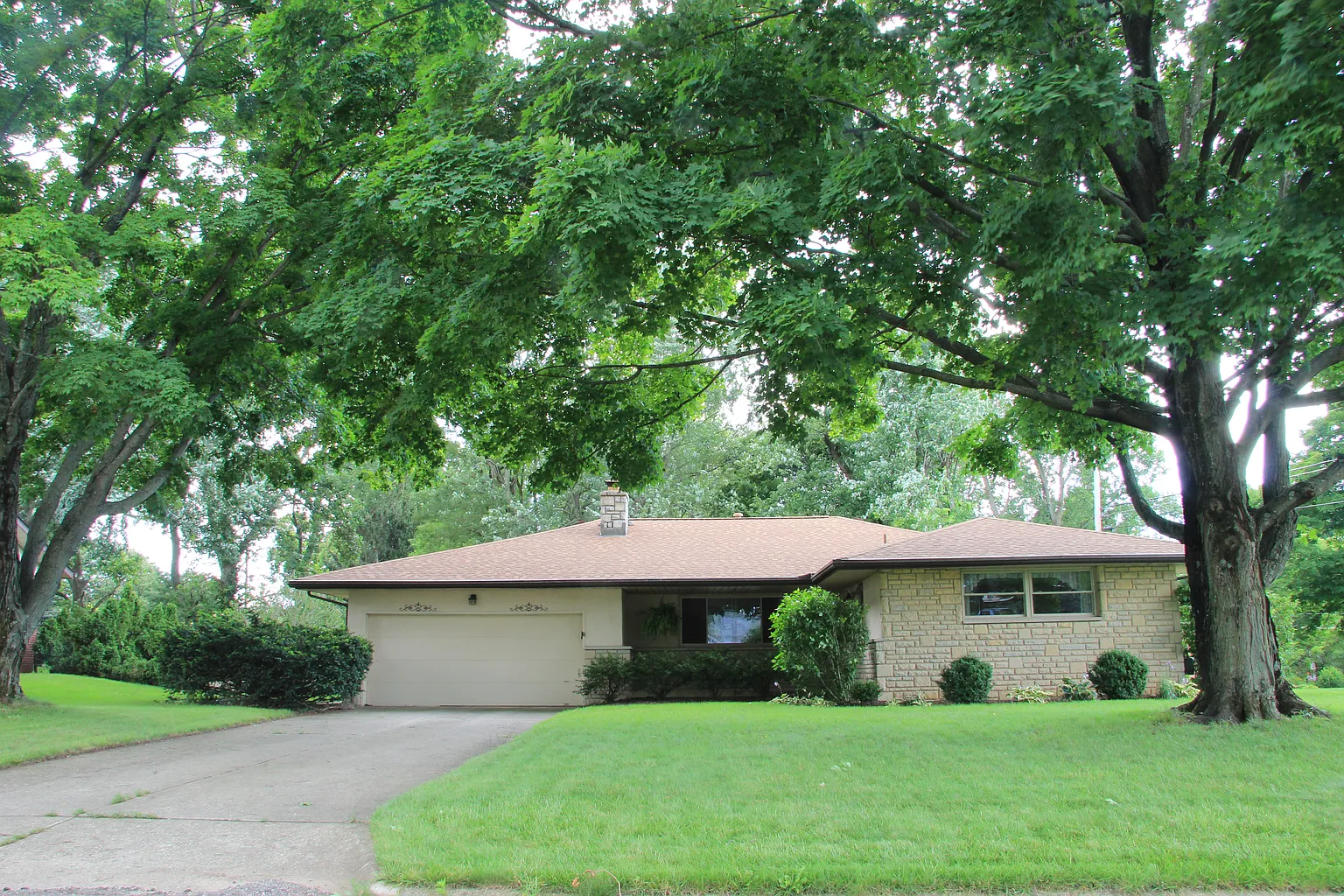 9711 Circle Dr S photo 1