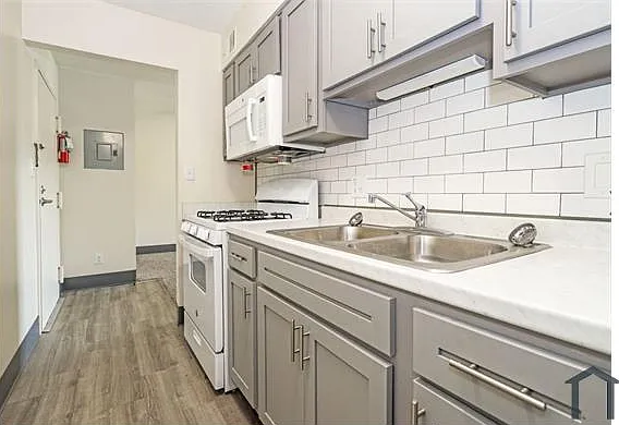 1 bed, 586 sqft, $1,353 — Photo 2