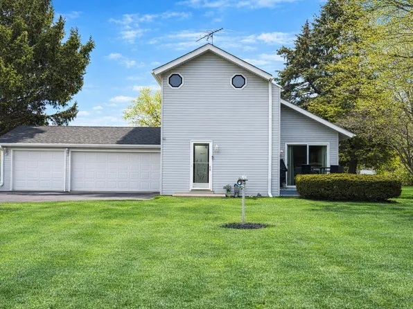 422 Pembroke Rd SW, Poplar Grove, IL 61065