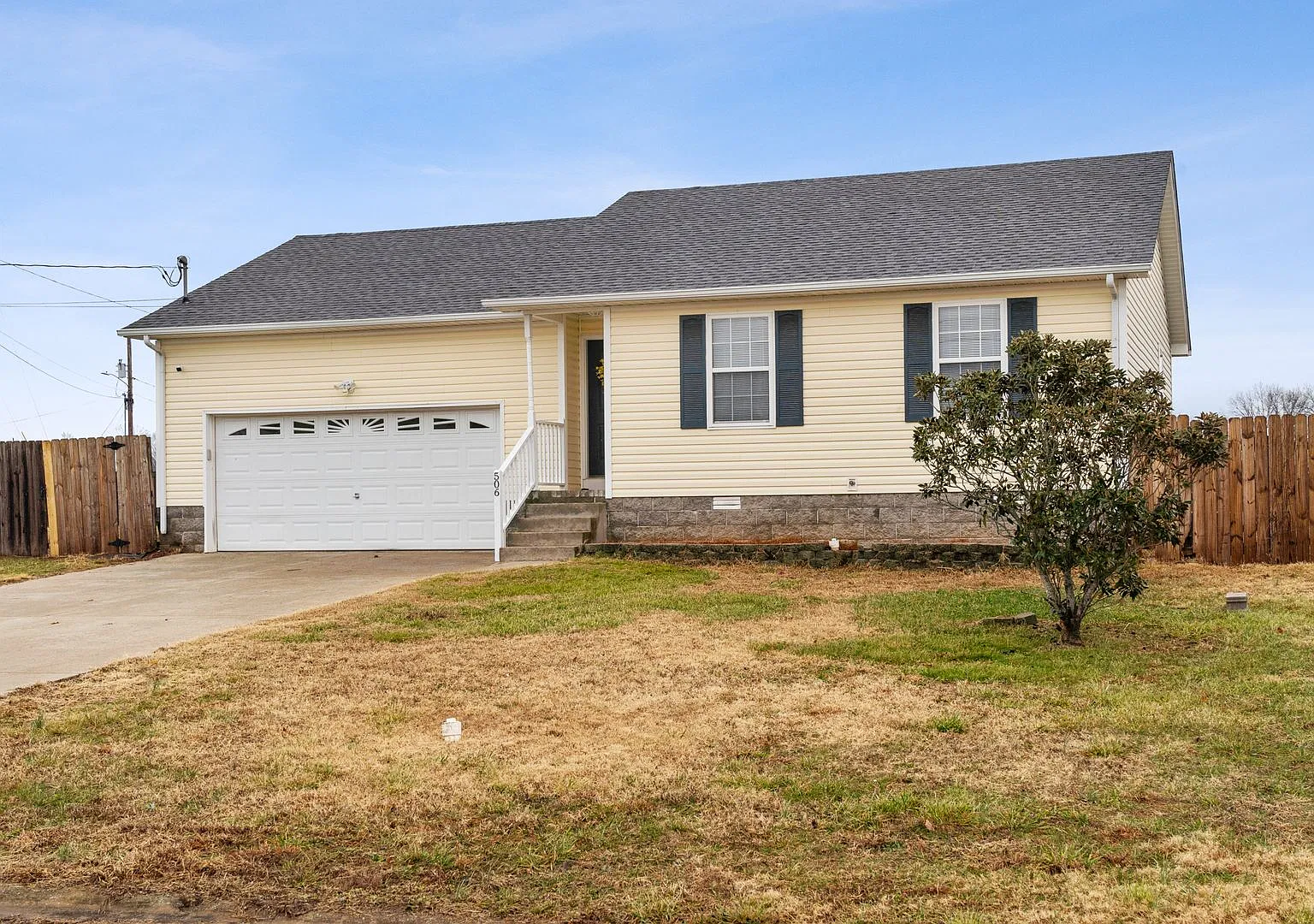 Spacious 3-Bedroom, 2-Bath Rental with Garage and Fenced Yard — Photo 2