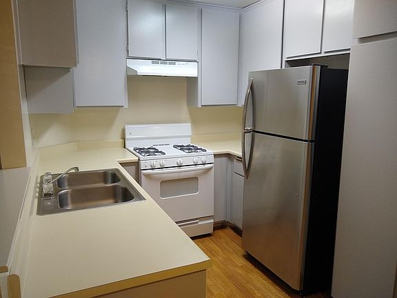 2nd image of 13561 Moorpark St APT 113