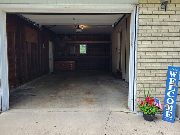 3rd image of 130 Oakwood Dr