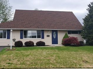 17 Candytuft Rd, Levittown, PA 19057