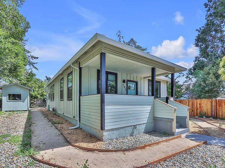 207 D St — Photo 4
