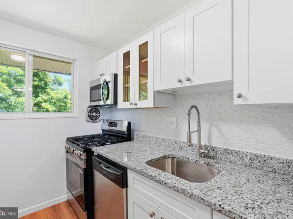 2825 Kalmia Lee Ct APT 301, Falls Church, VA 22042