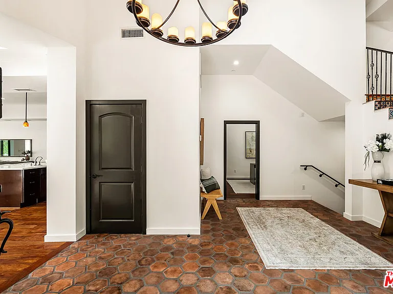 8836 Wonderland Ave — Photo 3