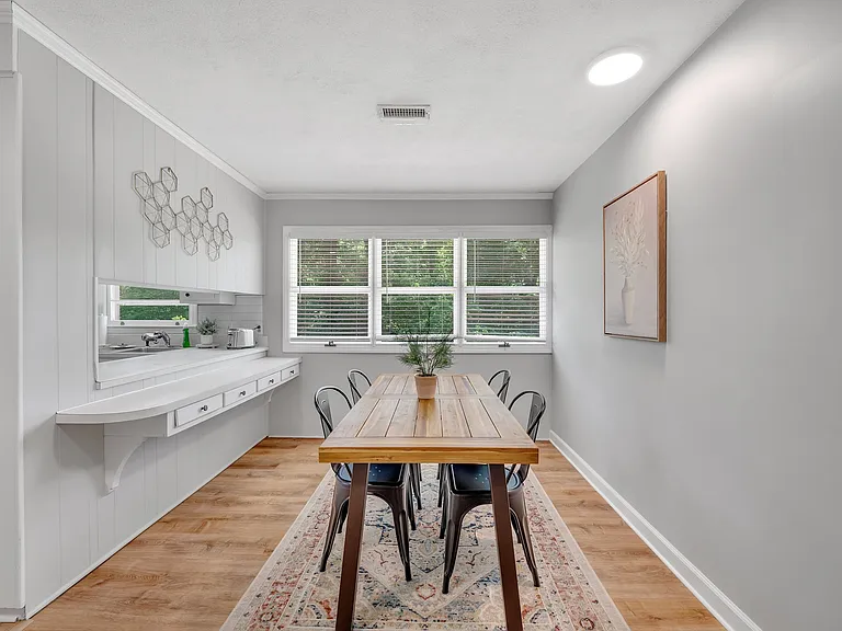 Kingsway Cir — Photo 3