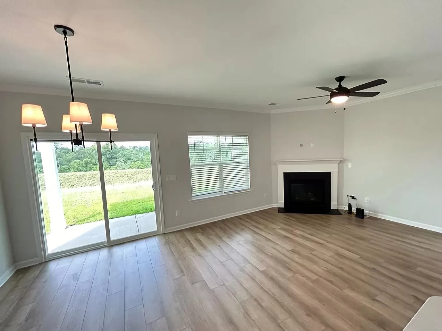 596 Ludlow Ln — Photo 2