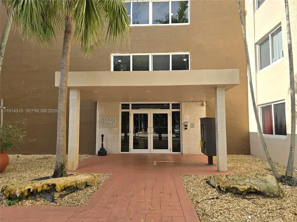 6940 Miami Gardens Dr APT 1-319, Hialeah, FL 33015