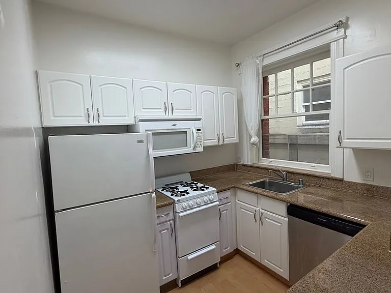 900 Powell St #4 — Photo 7