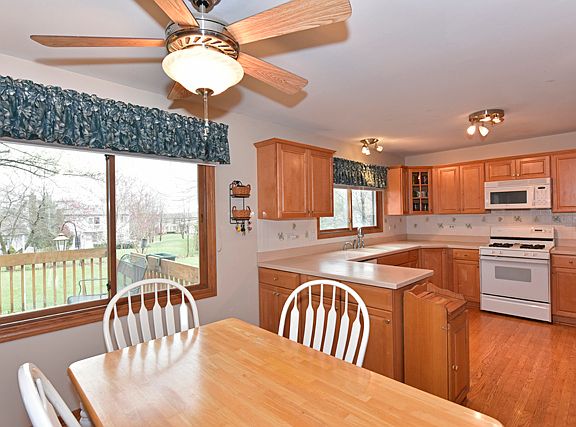 3rd image of 17465 W Hickory Ln