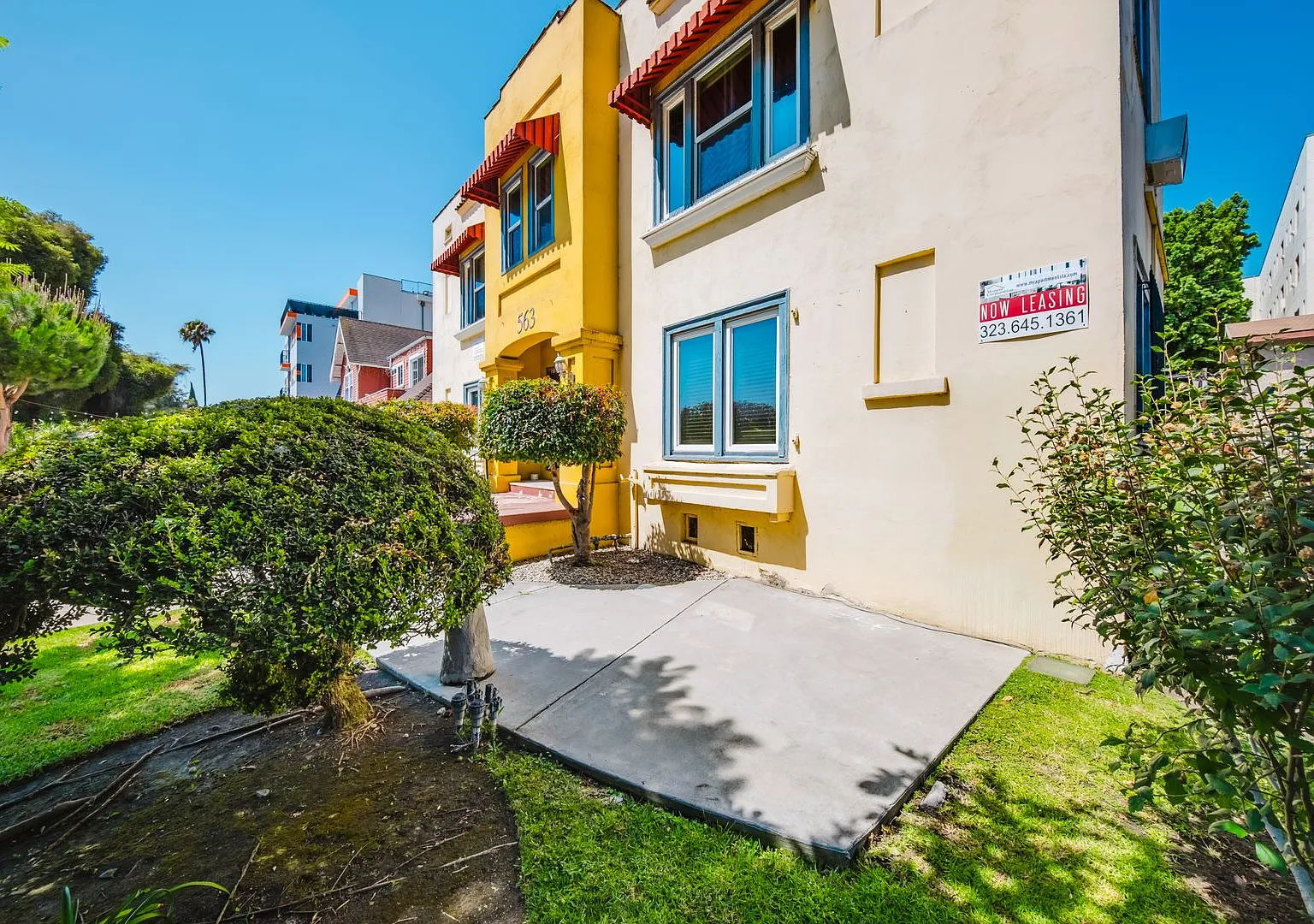 563 N Heliotrope Dr — Photo 2