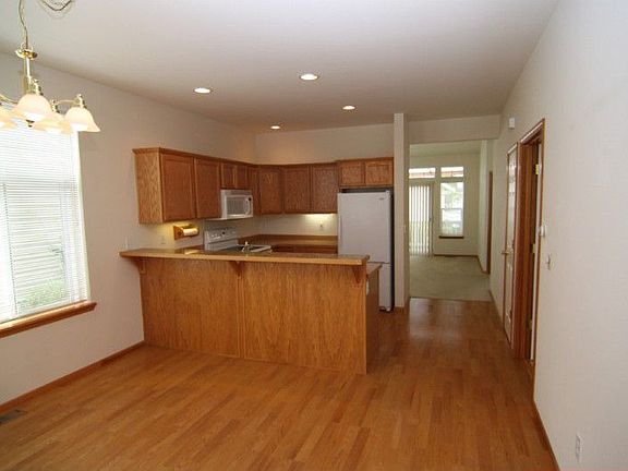 Very nice kitchen with eating bar, lots of counter space, built in's refrigerator with ice maker, re