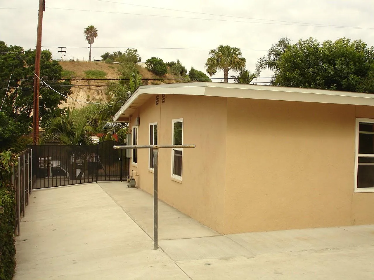 3 bed, 1044 sqft, $3,700 — Photo 2