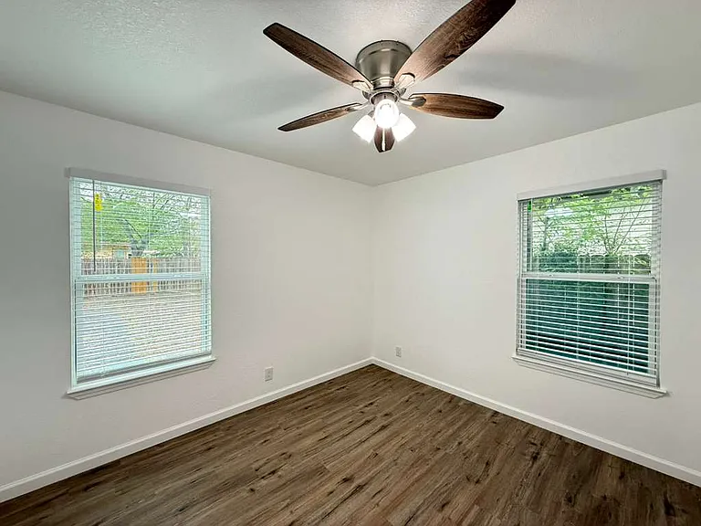 143 Huxley Dr — Photo 7