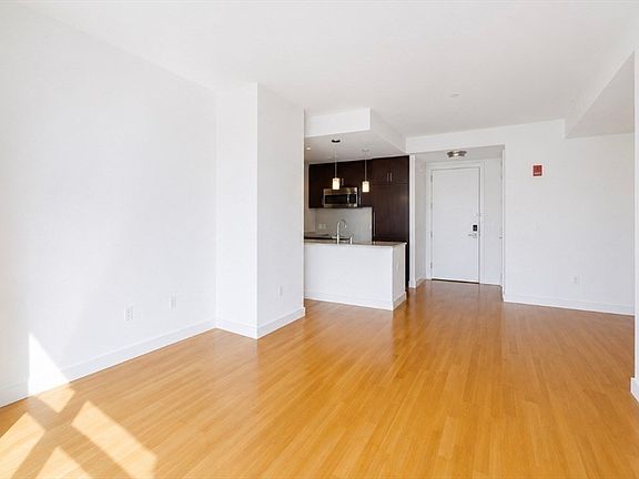 5th image of 400 Stuart St #18G