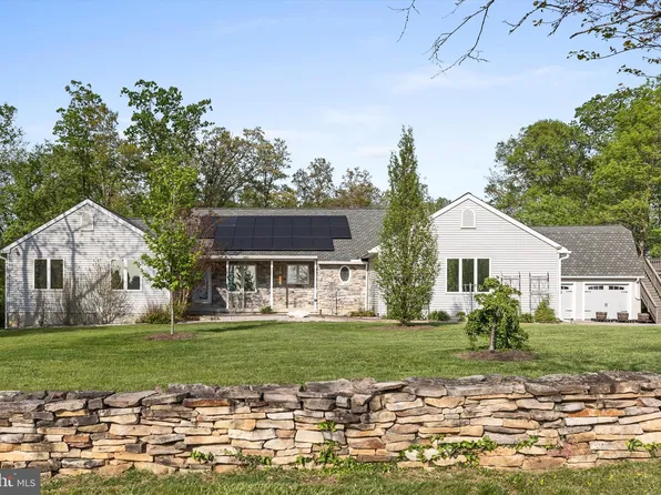 76 Gruber Rd, Summit Point, WV 25446