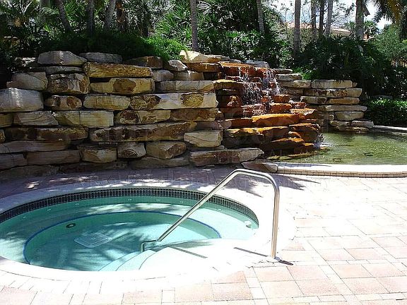 Bolero Hot Tub