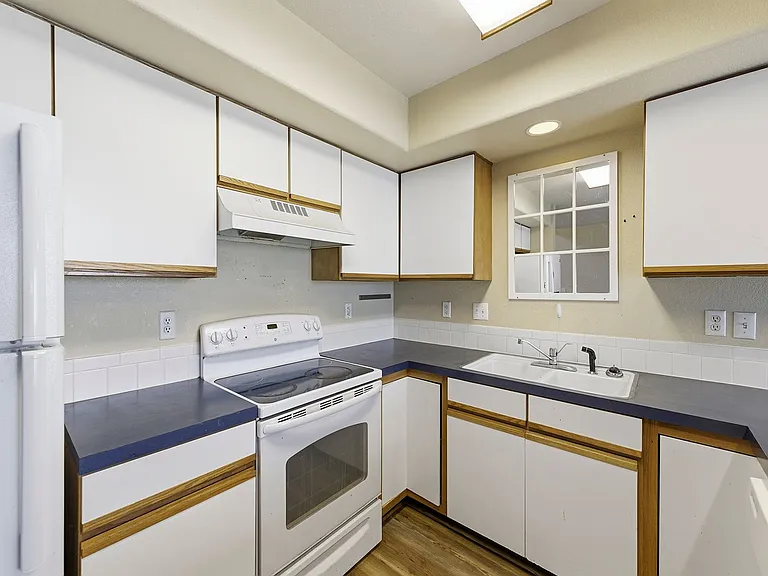 1637 Westbridge Dr #J2 — Photo 10