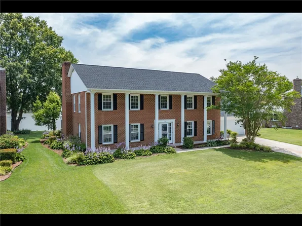 6 Canal Dr, Poquoson, VA 23662