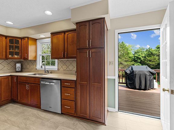 5th image of 660 Spring Lake Dr