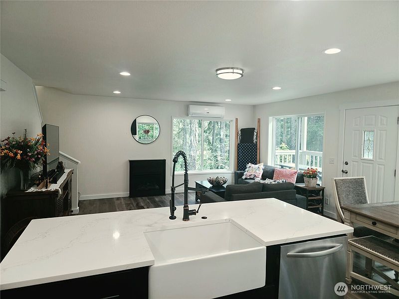 4th image of 30 Crawford Lane