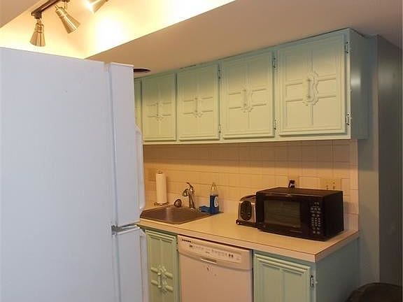 4th image of 194 Deepwood Dr