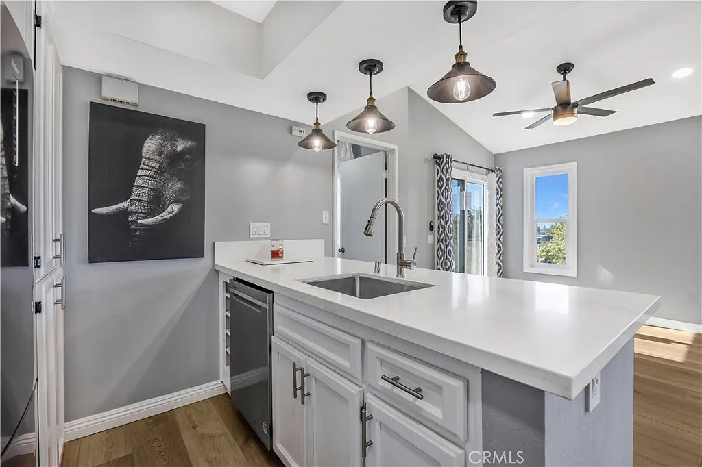 2 bed, 693 sqft, $3,250 — Photo 2
