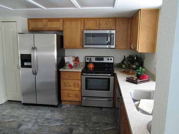 honey maple cabinets quartz 