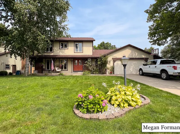 2075 Waterbury Dr SE, Kentwood, MI 49508