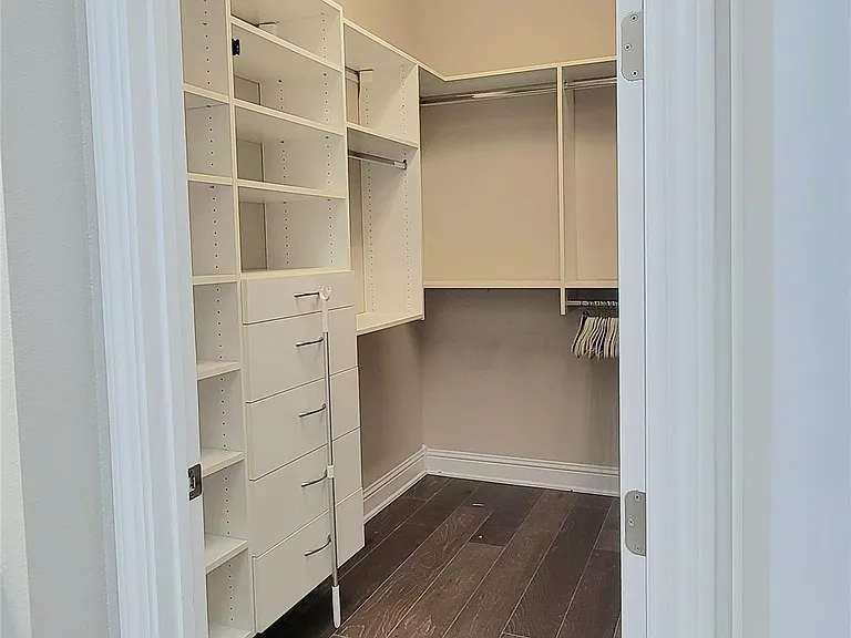 1702 Calumet St — Photo 23