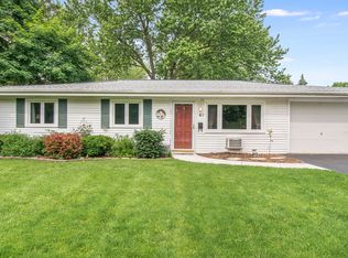 4 S Willow Way, North Aurora, IL