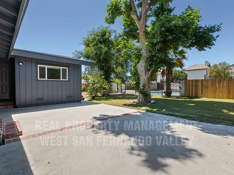 9801 Columbus Ave — Photo 46